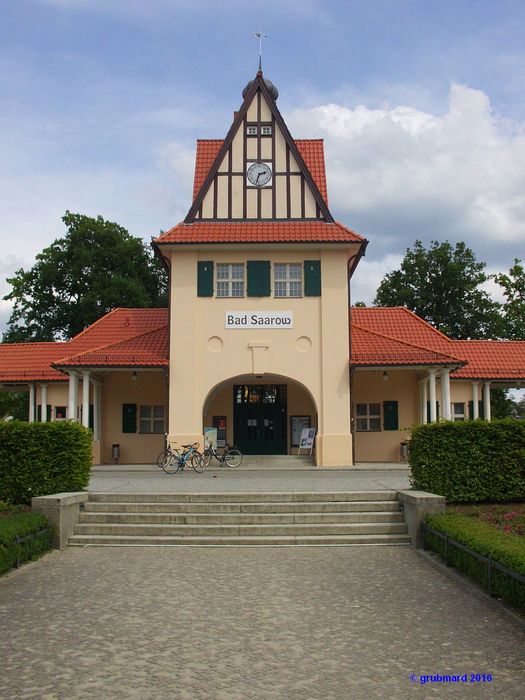 Bahnhofsgebäude Bad Saarow. Am rechten Bogen befindet sich die Gedenktafel