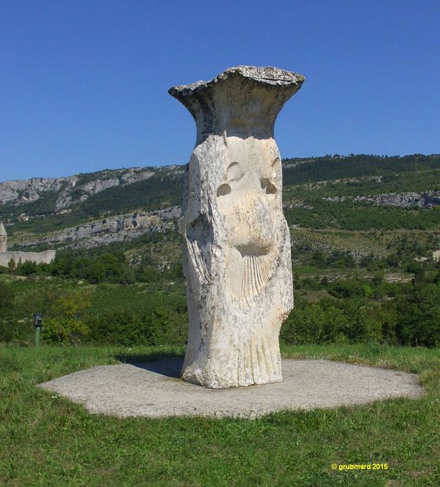 Reiseziel: Skulptur  Denkmal der Savrinka, errichtet aus Anlaß des 500. Jahrestages der Fresken von Hrastovlje (Istrien)