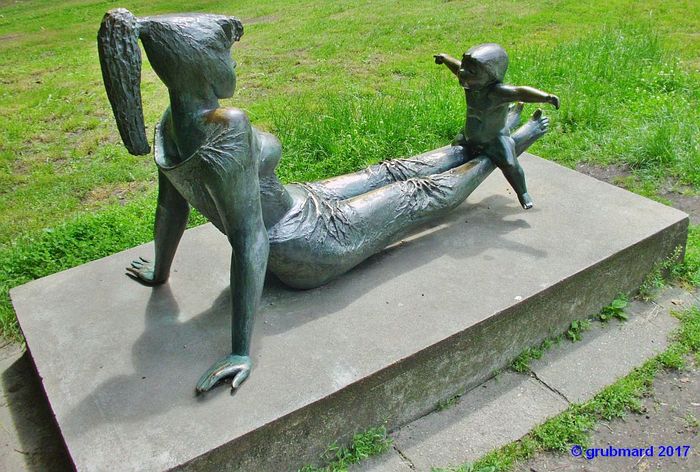 Bronze-Skulptur Geschwister von Theo Balden im Müggelpark Friedrichshagen