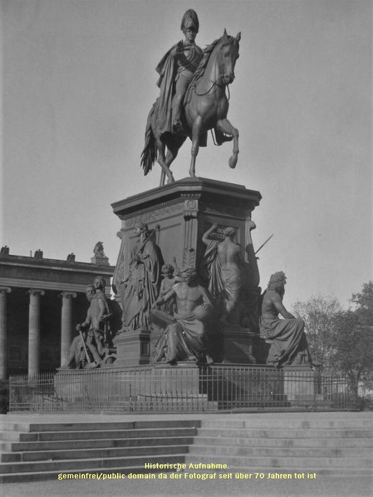 Historische Aufnahme: Reiterdenkmal für König Friedrich Wilhelm III. v. Preußen. Die Klio befindet sich an der Stirnseite des Denkmals. gemeinfreipublic Domain da der Fotograf seit über 70 Jahren tot ist.