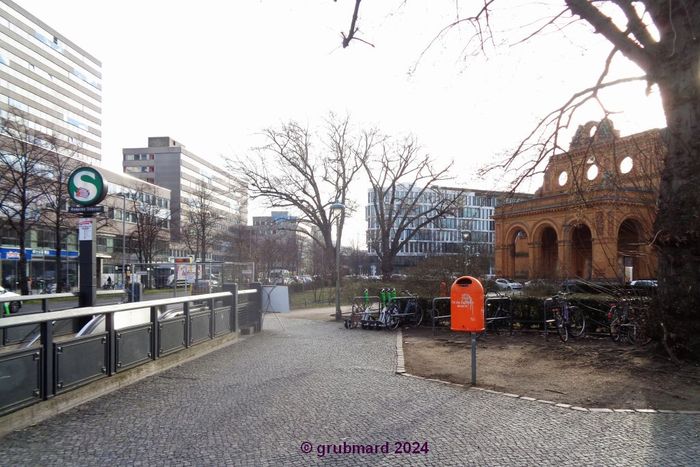 Links Zugang zum S-Bahnhof, rechts der Fassadenrest des alten Fernbahnhofs