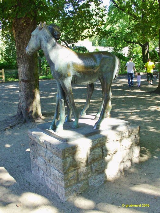 Bronzeplastik Junge Pferde von Heinrich Drake im Streichelgehege vom Tierpark Berlin