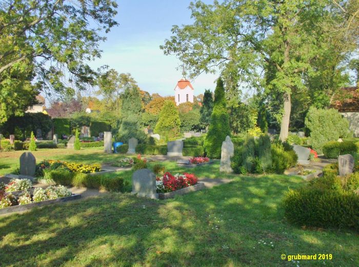 Friedhof, im Hintergrund die Dorfkirche Altranft