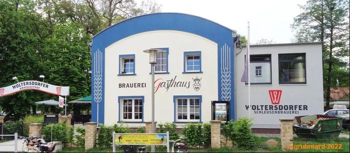 Woltersdorfer SchleusenBrauerei (re) mit Brauerei Gasthaus (li)