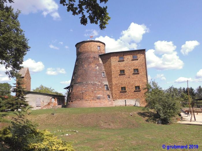 Von links nach rechts - Maschinenhaus, Mühle, Silo