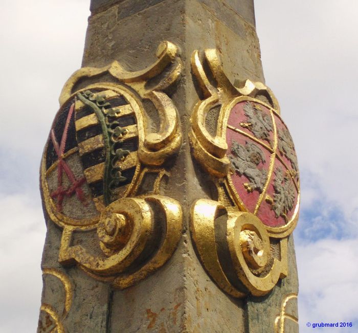 Wappen von Sachsen (li) und Polen-Litauen (re) an der kursächsischen Postmeilensäule Lieberose