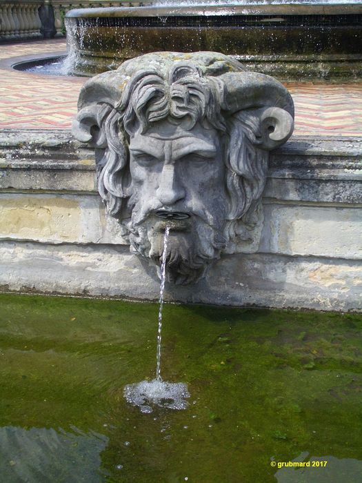 Wasserspeiender Faunkopf