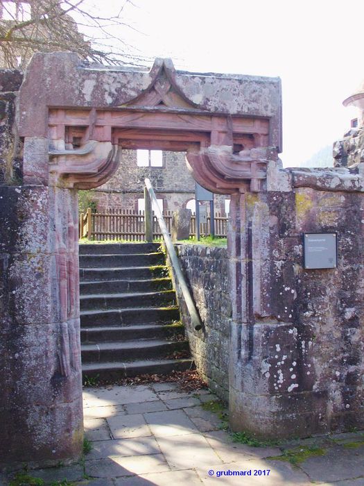 Spätgotisches Stabwerkportal am Zugang zum Mönchsdorment des Klosters