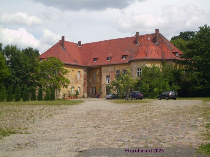Schloss Lindenberg (Tauche) - Westseite-Gutshofseite