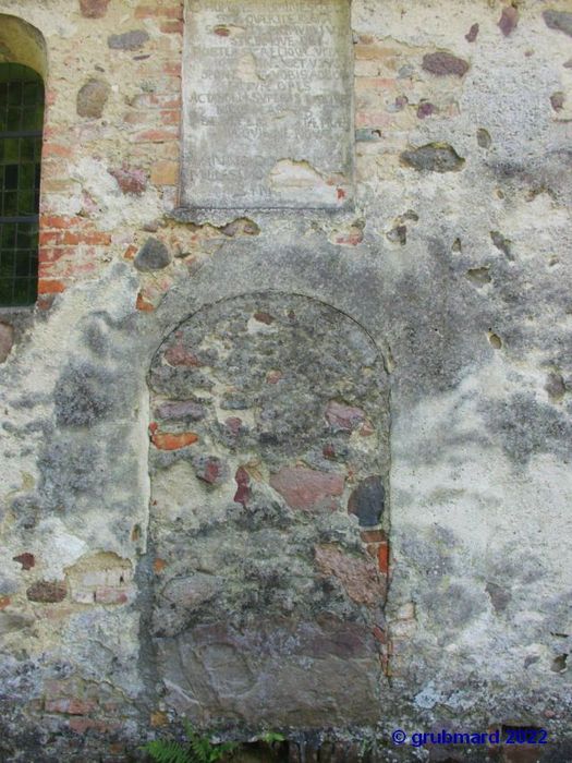 Altes vermauertes Portal (II) mit historischem Grabstein