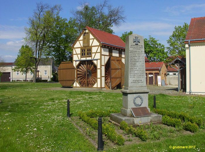 Deutsches Kriegerdenkmal vor der Scheunenwindmühle in Saalow