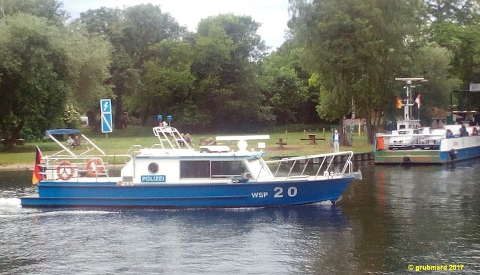 Polizeiboot -WSP 20- der Potsdamer Wasserschutzpolizei vor der Fähre Caputh