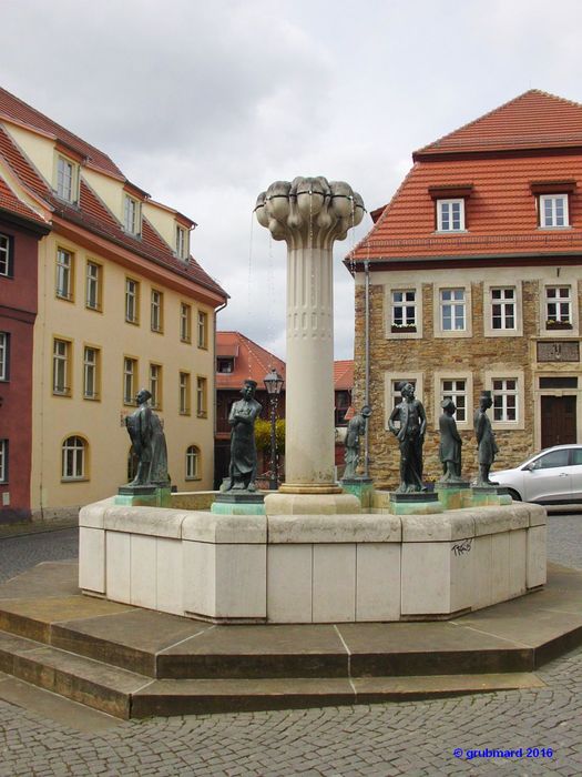 Knappenbrunnen vor der alten Bergschule (rechts)