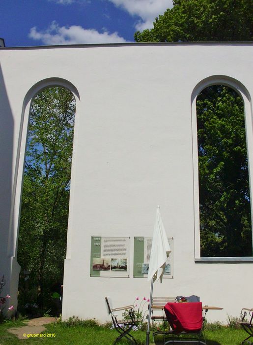 Blick ins Kirchenschiff - Innenhof