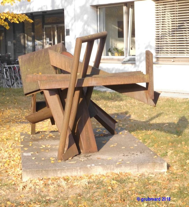 Stahl-Skulptur International Harvester von David Lee Thompson aus dem Jahr 1986 im Park des Klinikums