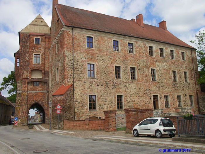 Wittstocker Tor (links) und Neues Schloss - Außenseite