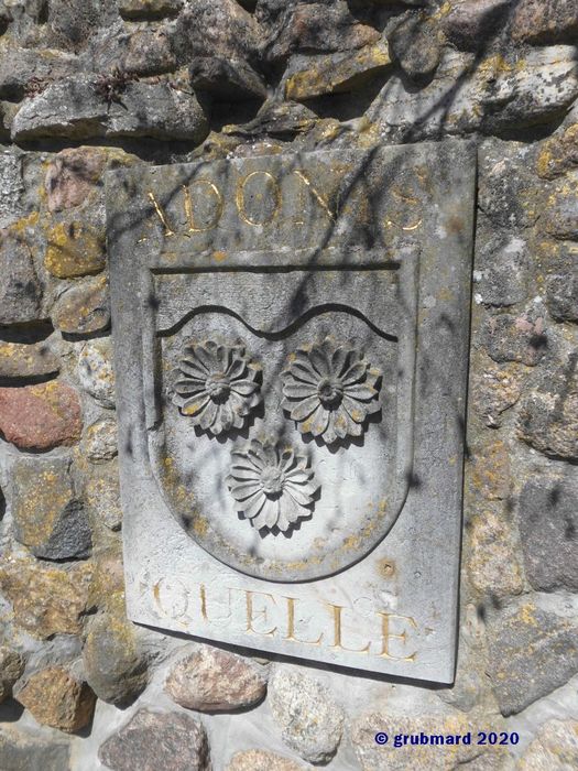 Wappen- und Namensstein in Feldsteinmauer