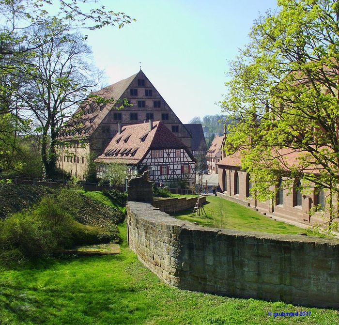 Blick zum Gefallenendenkmal in der Klostermauer