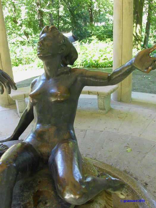 Weibliche Brunnenfigur