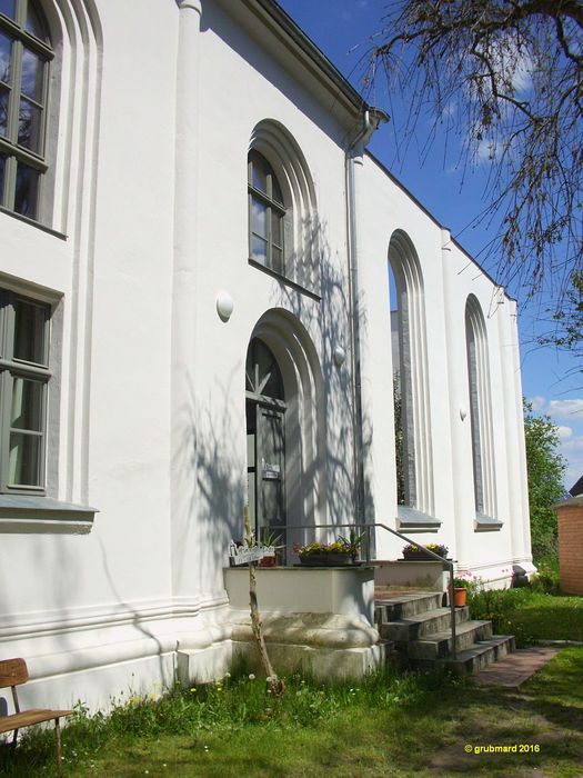 Links der als Wohnung, Gemeindesaal und Café genutzte Teil, rechts der Ruinenteil des Kirchenschiffs