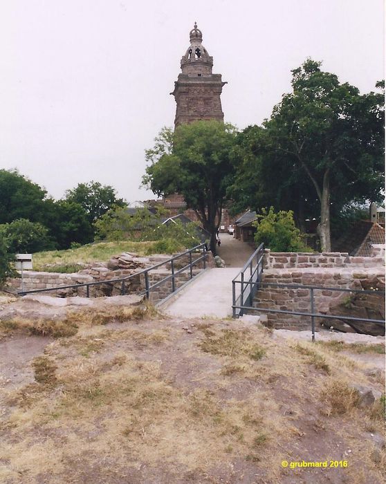 Kyffhäuserdenkmal, davor die Ruinen der Reichsburg Kyffhausen