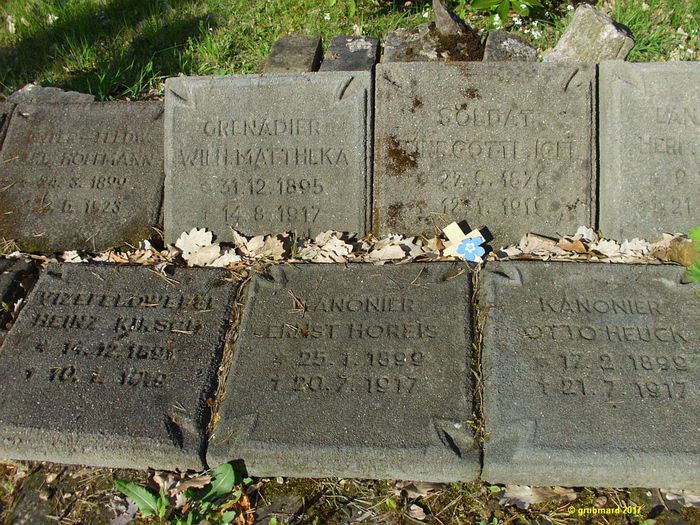 Deutsche Soldatengrabsteine, heute an der ehem. Friedhofskapelle abgelegt