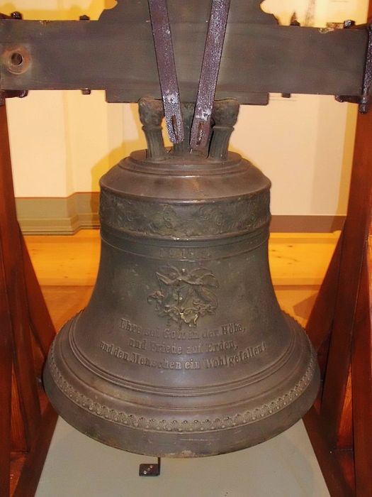 Glocke der Gedenkkapelle, heute im Schloss Krobnitz