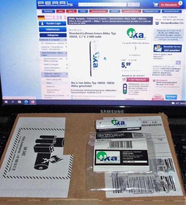 Lithium-Ionen-Akku 18650 mit Versandverpackung und Website