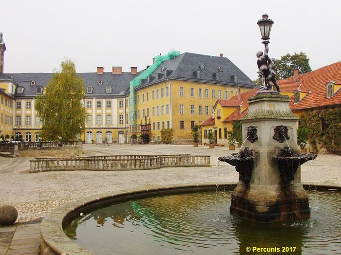 Der -Schöne Brunnen- im Hof von Schloss Heidecksburg 