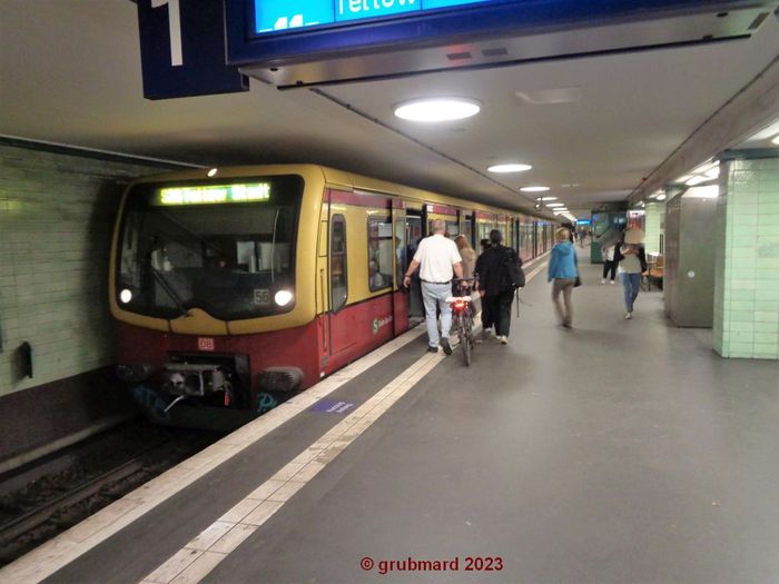 Kurzzug der Linie S26 nach Teltow Stadt im Bahnhof Brandenburger Tor