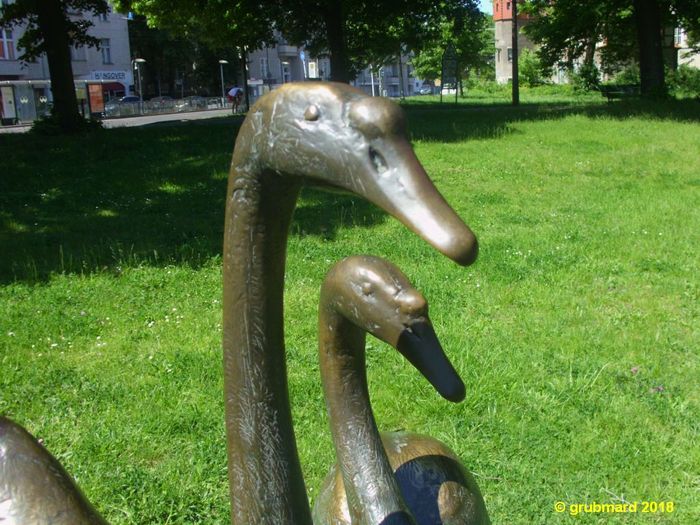 Bronze-Skulptur -Zwei Schwäne- in Berlin-Köpenick