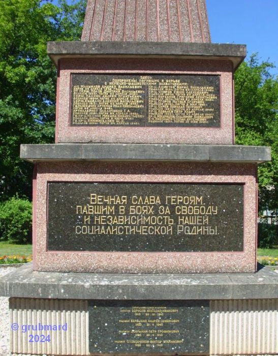 Sowjetischer Ehrenfriedhof Erkner (VI) - Widmung und Namenstafeln am Ehrenmal
