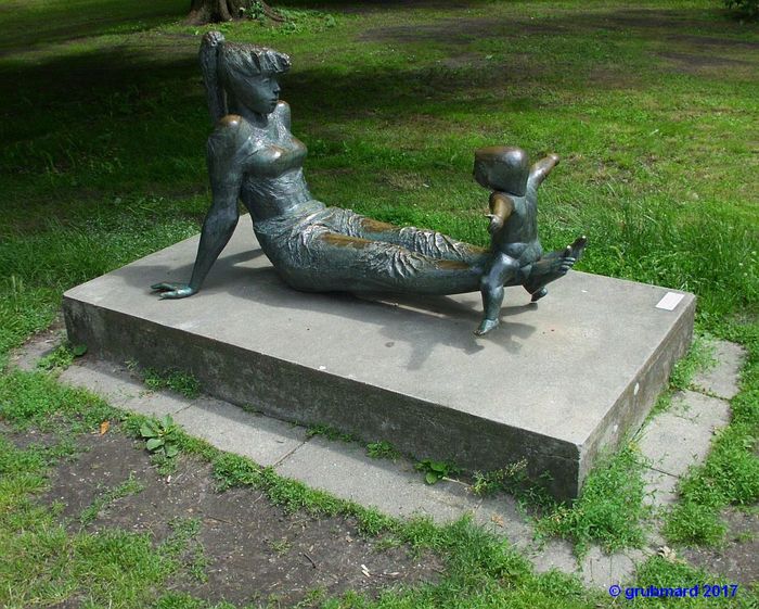 Bronze-Skulptur Geschwister von Theo Balden im Müggelpark Friedrichshagen