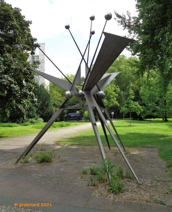 Metall-Skulptur ohne Namen auf dem Hansa-Platz