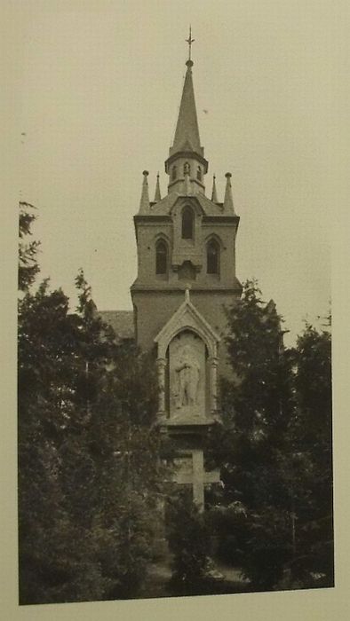 Gedenkkapelle (1893-1980) vor dem Abriß. Foto in der Ausstellung in Schloss Krobnitz