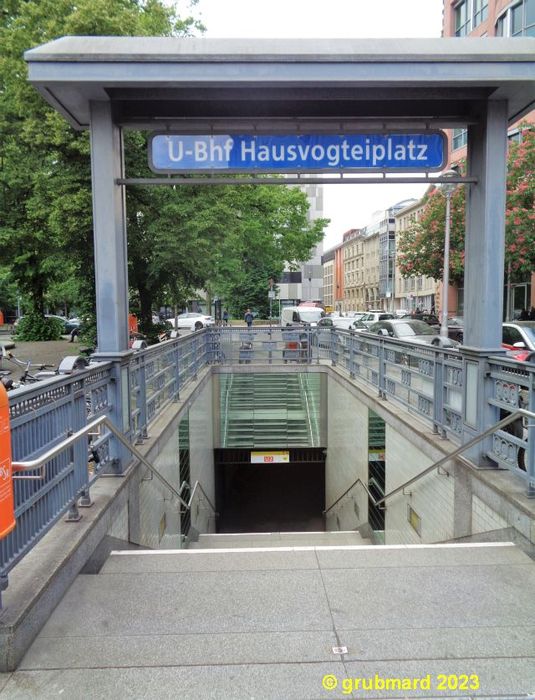 U-Bahnhof Hausvogteiplatz mit der gespiegelten Treppe