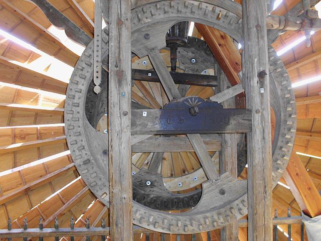 Großes Rad innen, auf dem Achslager die Initialen von Johann Traugott Schubert und die Jahreszahl 1866
