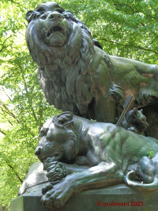Bronzeskulptur »Löwengruppe« - Herr Löwe und seine tödlich verletzte Gemahlin