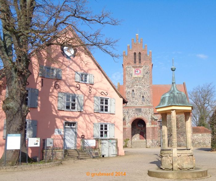 Museum Schloss Gut Liebenberg (links) mit Kirche und Kaiserbrunnen (Datumtippfehler - Bild ist von 2024)
