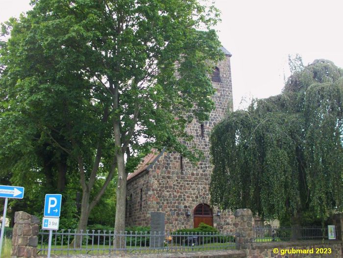 Dorfkirche und Kirchhof Schönefeld