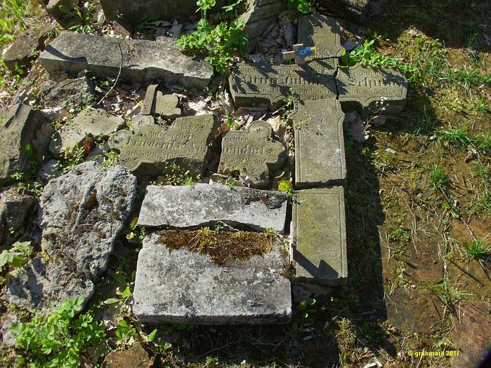 Bruchstücke von Grabstellen des Zehrensdorfer Dorffriedhofs, heute an der ehem. Friedhofskapelle abgelegt