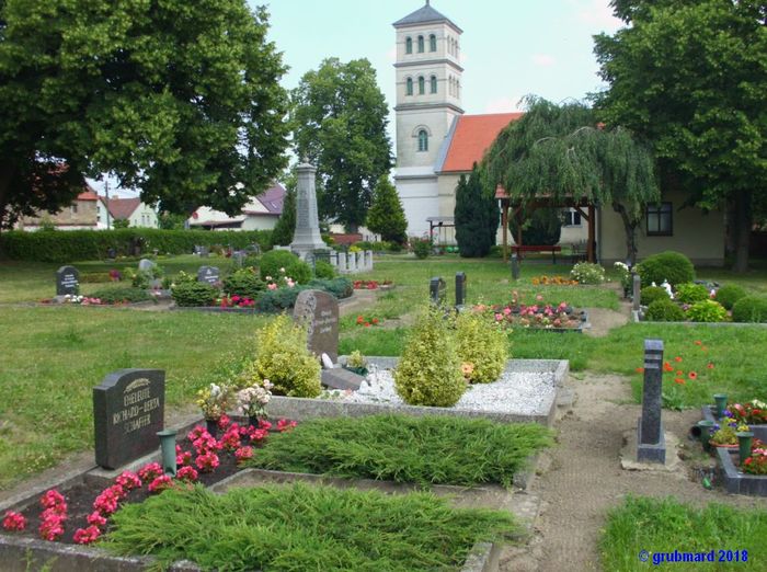 Friedhof mit Kriegerdenkmal und Kirche