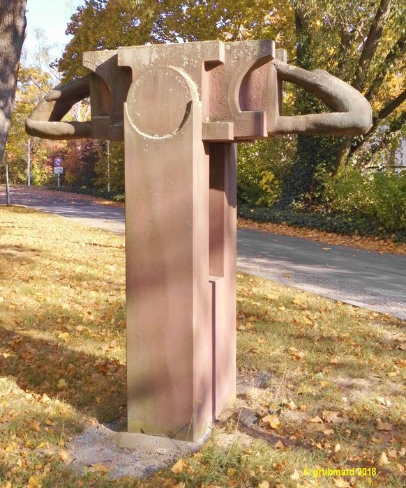 Skulptur Rotation von Rudi Pabel aus dem Jahr 1979 im Park des Klinikums