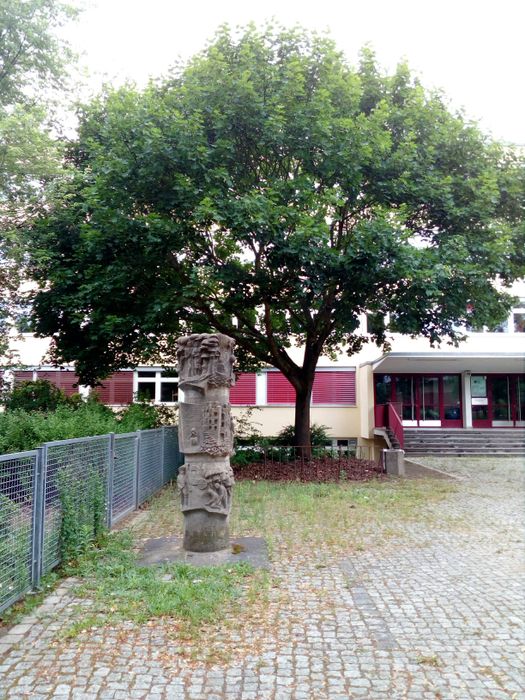 Einer der namensgebenden Ahornbäume, davor eine Skulptur