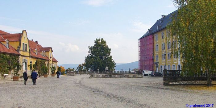 Schlosshof mit Pferdeschwemme und Schönem Brunnen