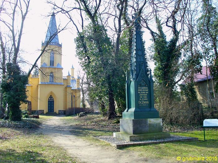 Obelisk von 1817 (Nordseite) vor der Kirche (beides von Karl-Friedrich Schinkel)