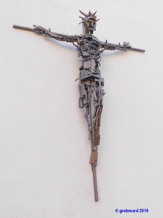 Stählernes Kruzifix an der der Pfarrei