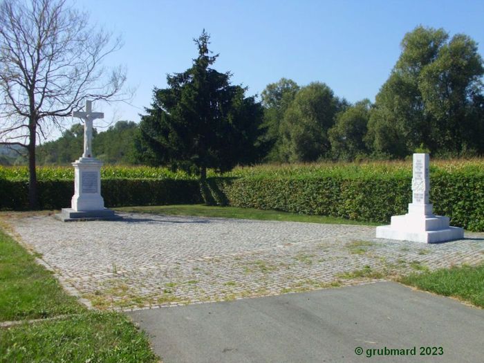 Weißes Kreuz und Friedensstein Mogersdorf (Burgenland) auf dem sogenannten Türkenfriedhof