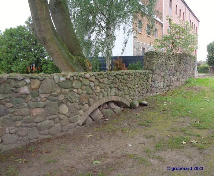 Westlicher Abschnitt der historischen Kirchhofmauer in Mehrow