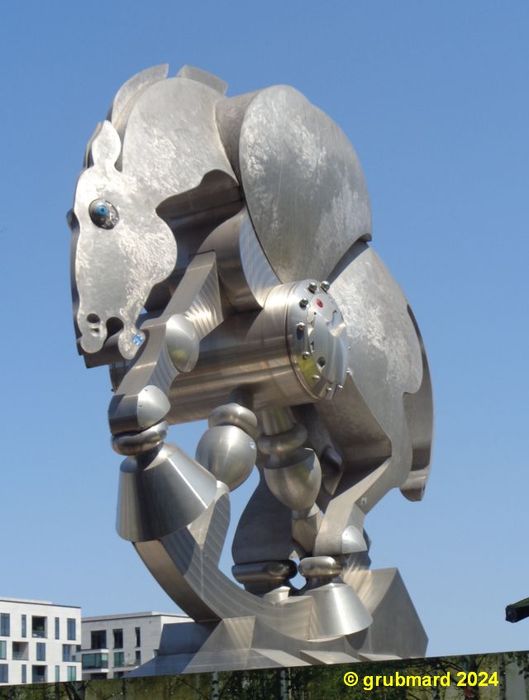Metall-Skulptur »Rolling Horse« am Hauptbahnhof (V)